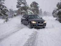 Autentisk fotografi av en hverdagsbil på en snødekt vintervei